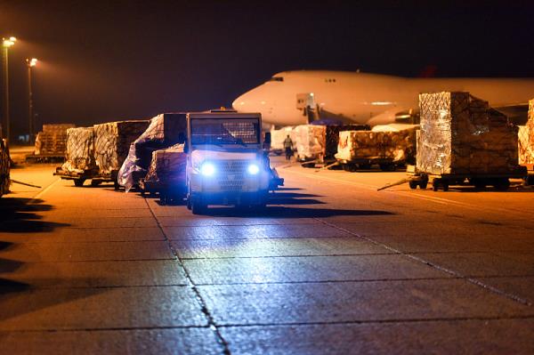商品蚕丝被从深圳市采纳海运配送抵到捷克—