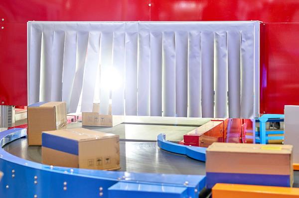 商品平板电脑贴膜经金华市采取海运货代抵达