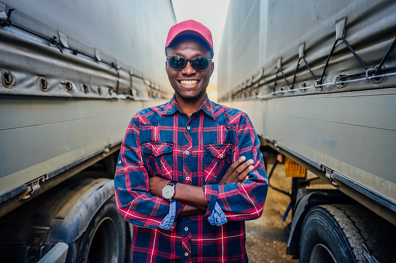 货品松树从上海市选择海运快递到赤道几内亚——里亚巴