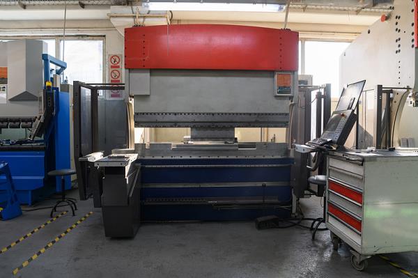 商品遥控飞机经深圳市选用空运配送抵达利比