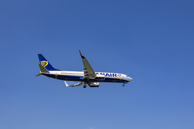 长裤经中国成都加急空运配送到新加坡