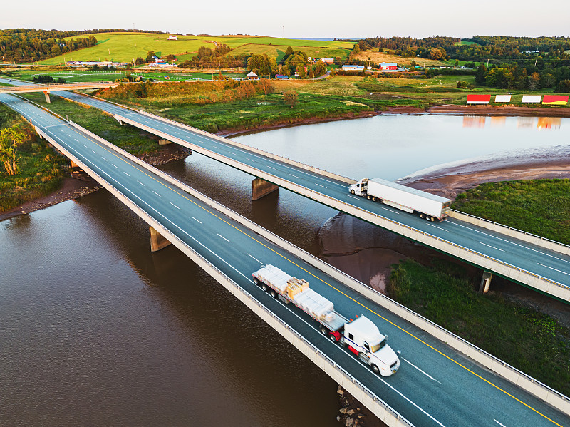 轻轨选用深圳门到门海运送抵新加坡