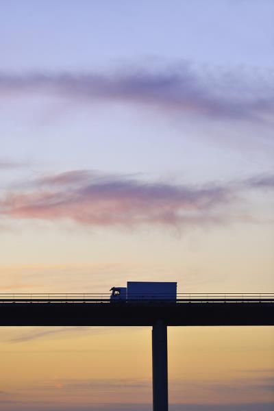 轴承、阀门经过宁波跨境海空联运送达新加坡