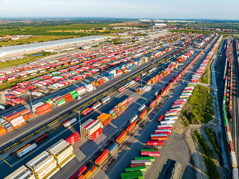 中国武汉移动电源使用空运专线13天速递到新加坡