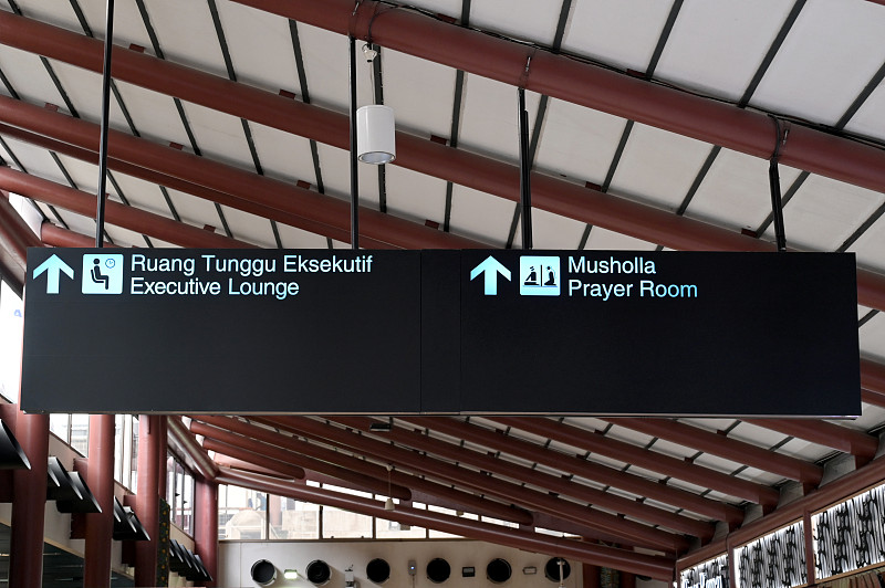 中国昆明史丹利工具箱采用优先空运9天送到新加坡