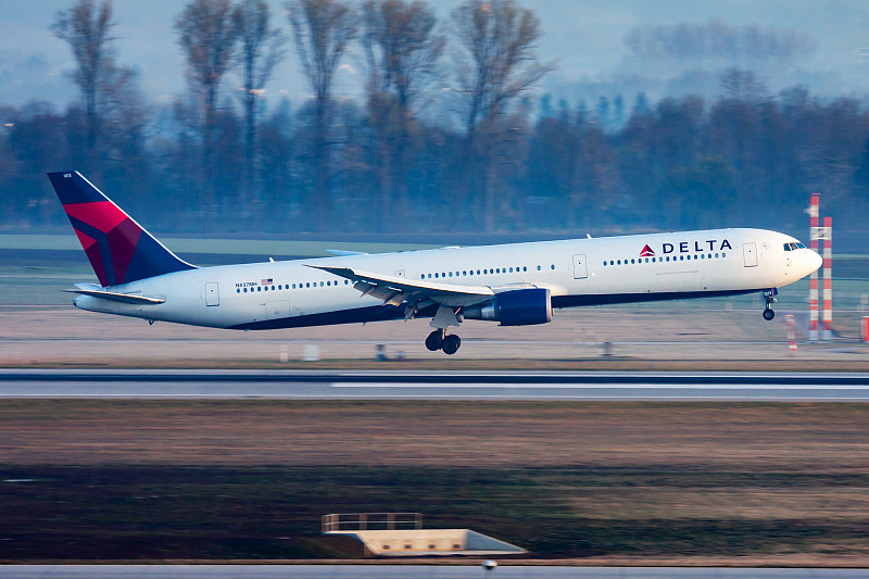 中国青岛到新加坡的田宫四驱车使用拼货空运12天送达