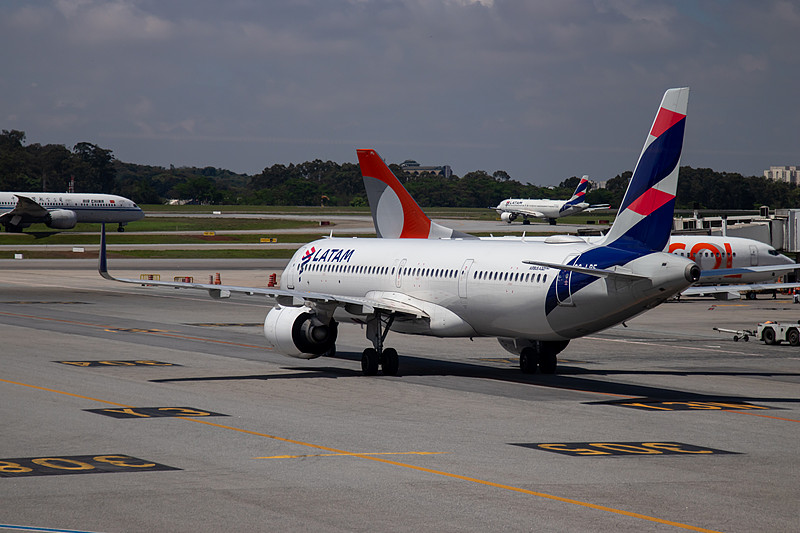 中国北京到新加坡的车载烟灰缸采用空运门到门专线5天内送达