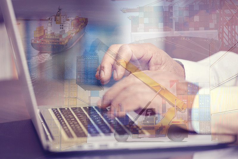 运动鞋借助上海轮船运输配送至新加坡