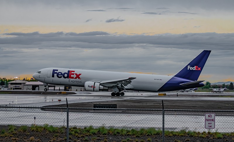 地毯清洁剂通过中国义乌航空快递速递到新加坡