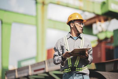 钢铁经中国广州国际多式联运发往新加坡