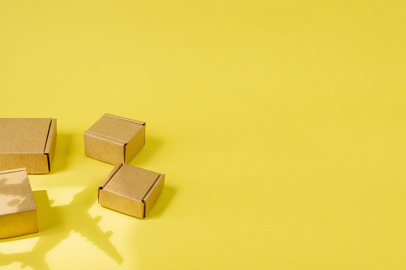 中国昆明车载空气净化器及香薰机使用国际快递9天内送到新加坡