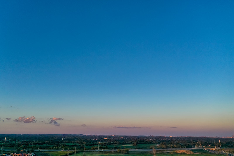 中国义乌户外运动服饰（冲锋衣、速干裤、防晒衣）使用标准空运4天内送到新加坡