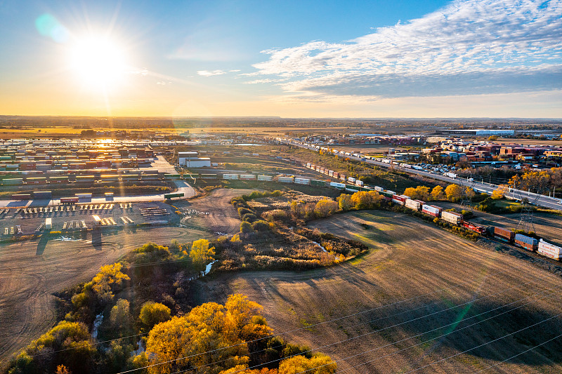 刺绣布鞋借助昆明多式联运送达新加坡