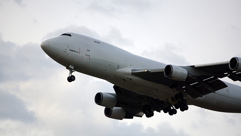 毛戈平高光膏借用广州航空货运送到新加坡