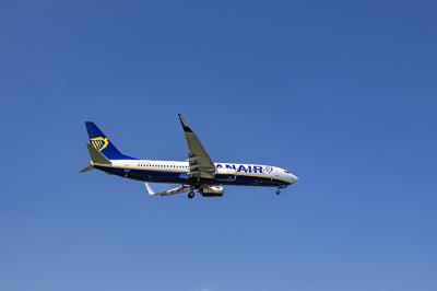 长裤经中国成都加急空运配送到新加坡