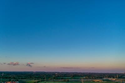 中国义乌户外运动服饰（冲锋衣、速干裤、防晒衣）使用标准空运4天内送到新加坡