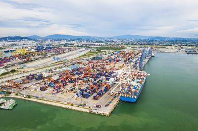 工业PLC（可编程控制器）经过中国上海国际海运高效送达新加坡