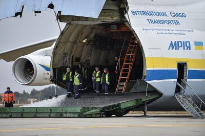 中国深圳高拍仪采用空运门到门专线4天内配送到新加坡