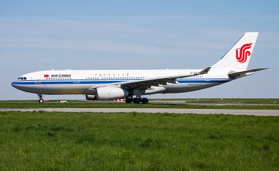 中国广州得力文件夹使用空运门到门专线7天送达新加坡