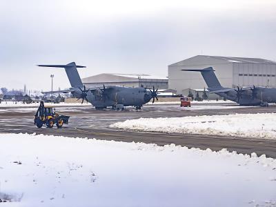中国青岛若态木质机械模型使用标准空运6天送到新加坡