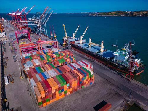 商务部:前三季度服务贸易逆差收窄至7332亿