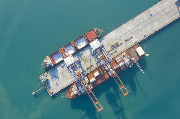 >新加坡稳居国际海运世界领先的海事中心（其次是鹿特丹和伦敦）