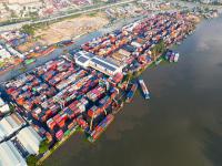 货品经深圳市选用海运货运抵到美国